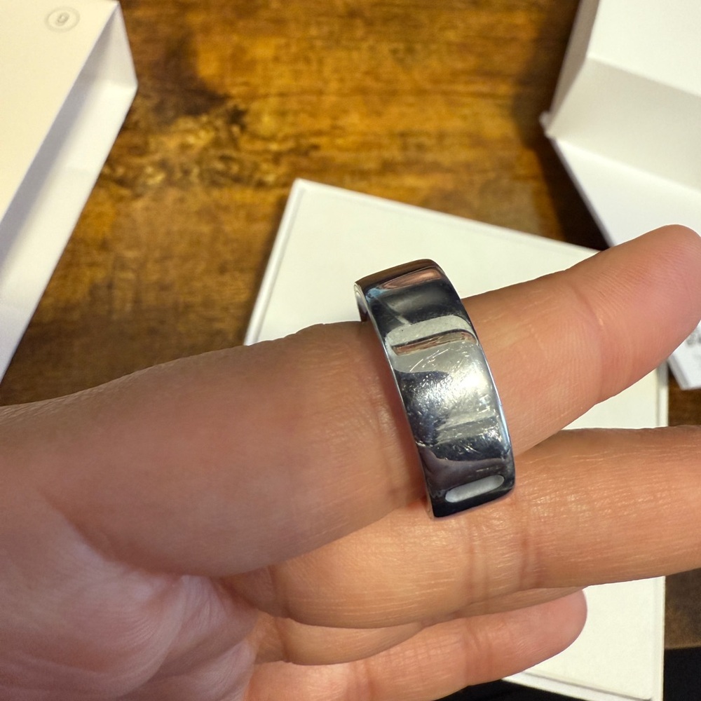 Oura Ring 4 in Shiny Silver - Picture 8 of 9